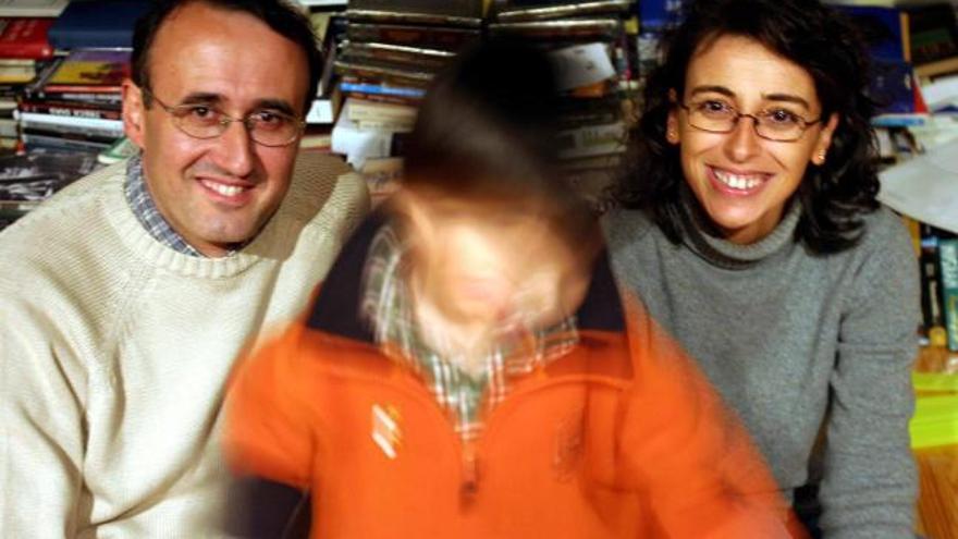 Juan Antonio González y Ana Pérez con el pequeño Juan, en su casa de Nigrán.