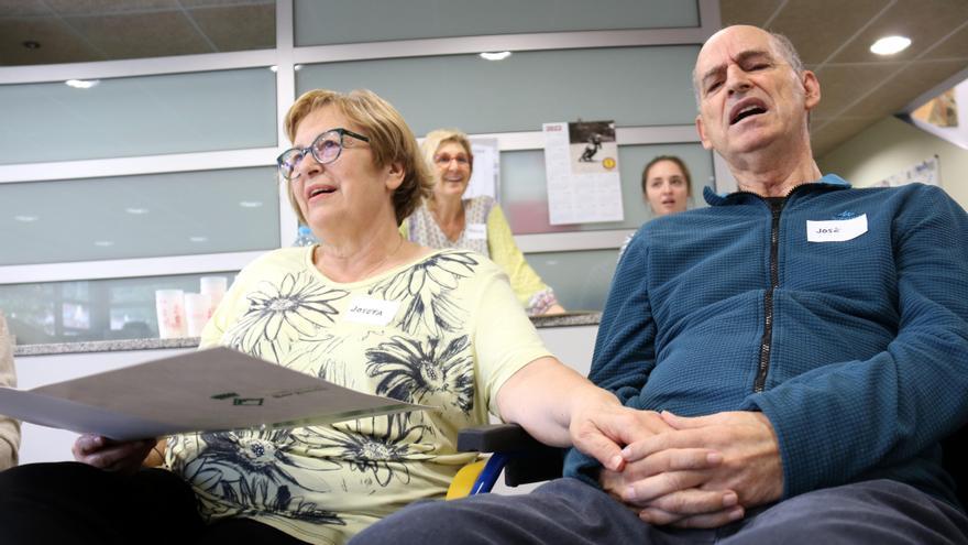 La Josefa i el Jose, que pateix Alzheimer, segueixen tota la sessió agafats de la mà: la música els fa reviure moments