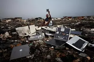 Comemos pescado contaminado por los residuos electrónicos que enviamos a África