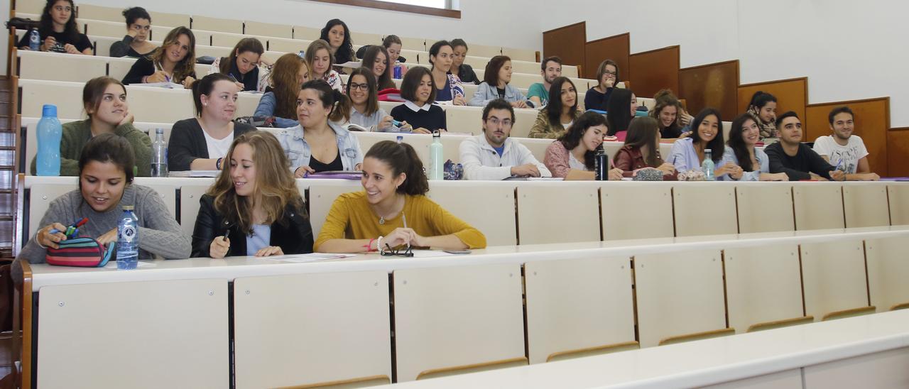 Alumnado en clase de Económicas.