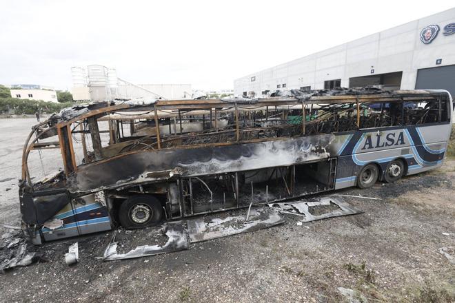 Un incendio destruye tres autocares en un parking del polígono de Son Oms, en Palma