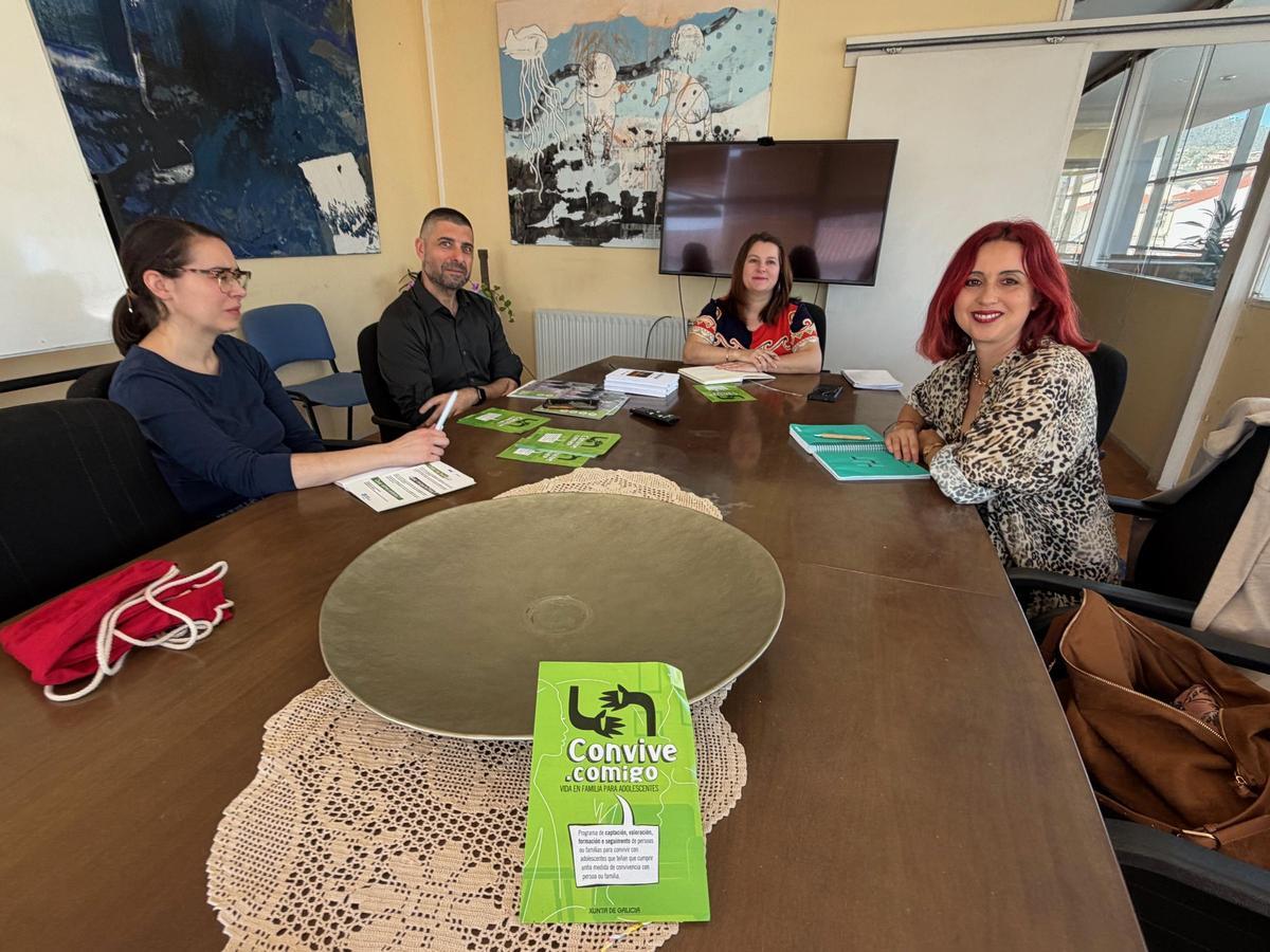 Eva Piñeiro, Julio Barreiro, Araceli Gestido e María Sanluís, onte en Cangas.