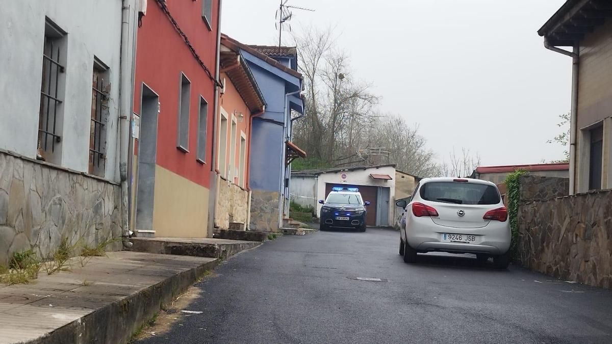 Un vehículo policial, en la zona donde se hallaron los restos.