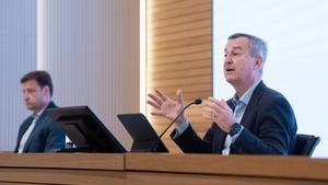 El consejero delegado de Banco Sabadell, César González-Bueno (d), y el director financiero de Banco Sabadell, Leopoldo Alvear (i), durante una rueda de prensa de presentación de los resultados de la empresa del primer semestre del 2023.