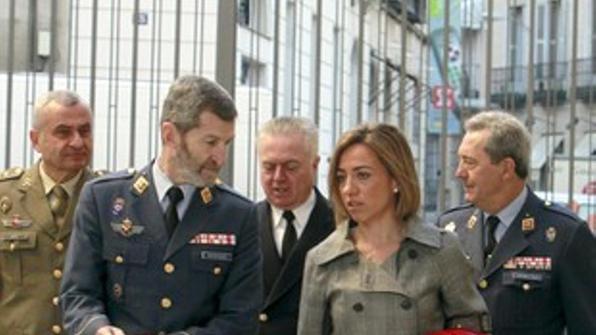 Carme Chacón llega al Congreso con el jefe del Estado Mayor de la Defensa, José Julio Rodríguez, y otros mandos militares.