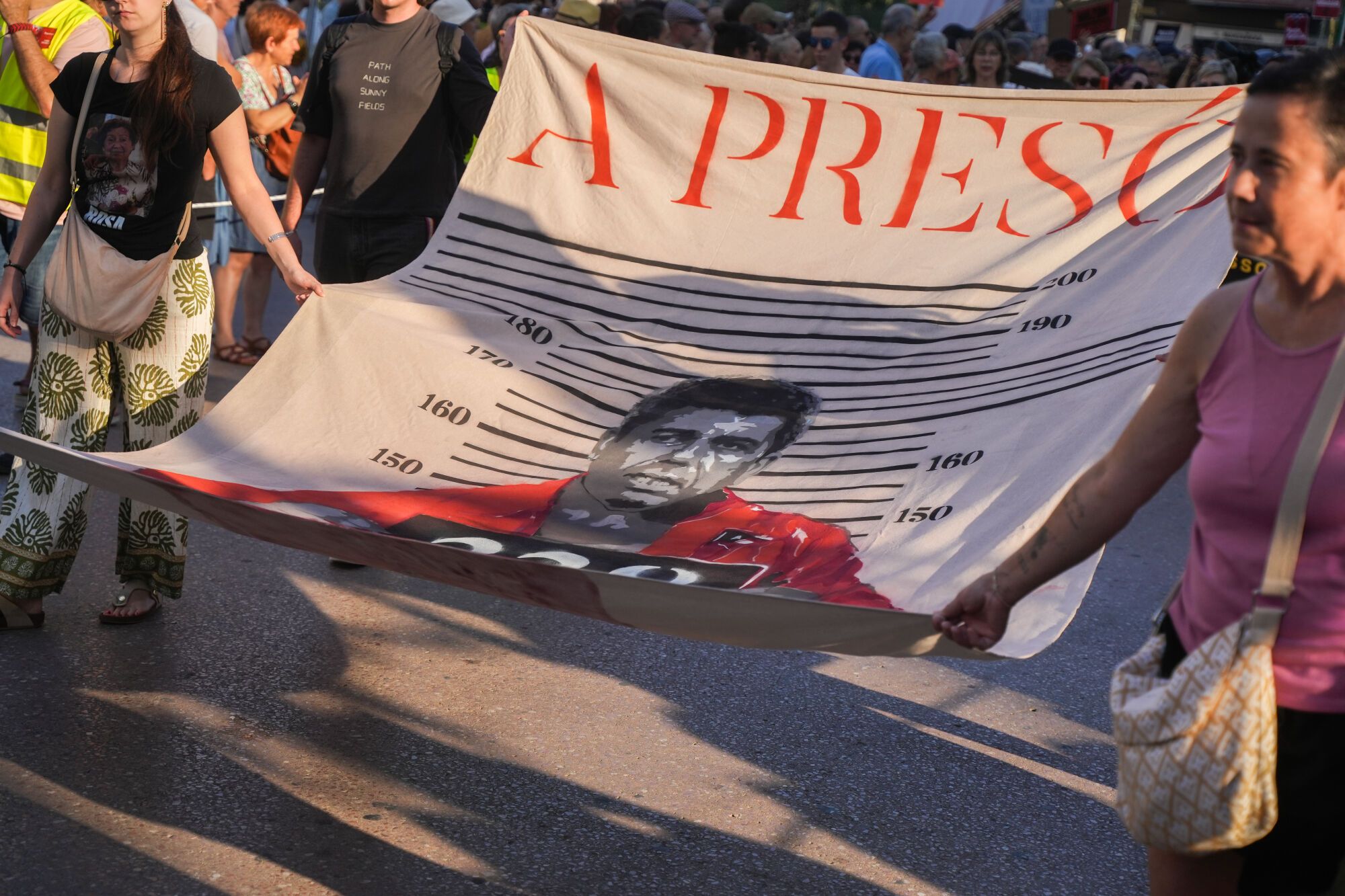 Decenas de personas durante una manifestación para reclamar la dimisión del presidente de la Generalitat, Carlos Mazón, a 29 de junio de 2025, en Valencia, Comunidad Valenciana (España). Esta es la octava manifestación que se realiza para pedir la dimisión del presidente de la Generalitat por su gestión de la dana, que arrasó la provincia de Valencia el pasado 29 de octubre, dejando más de 200 víctimas mortales y miles de afectados. Está convocada por más de 200 entidades cívicas, sociales y sindicales, las asociaciones de víctimas, los Comités Locales de Emergencia y Reconstrucción (CLER) y el Acuerdo Social Valenciano. 29 JUNIO 2025 Jorge Gil / Europa Press 29/06/2025. Jorge Gil;