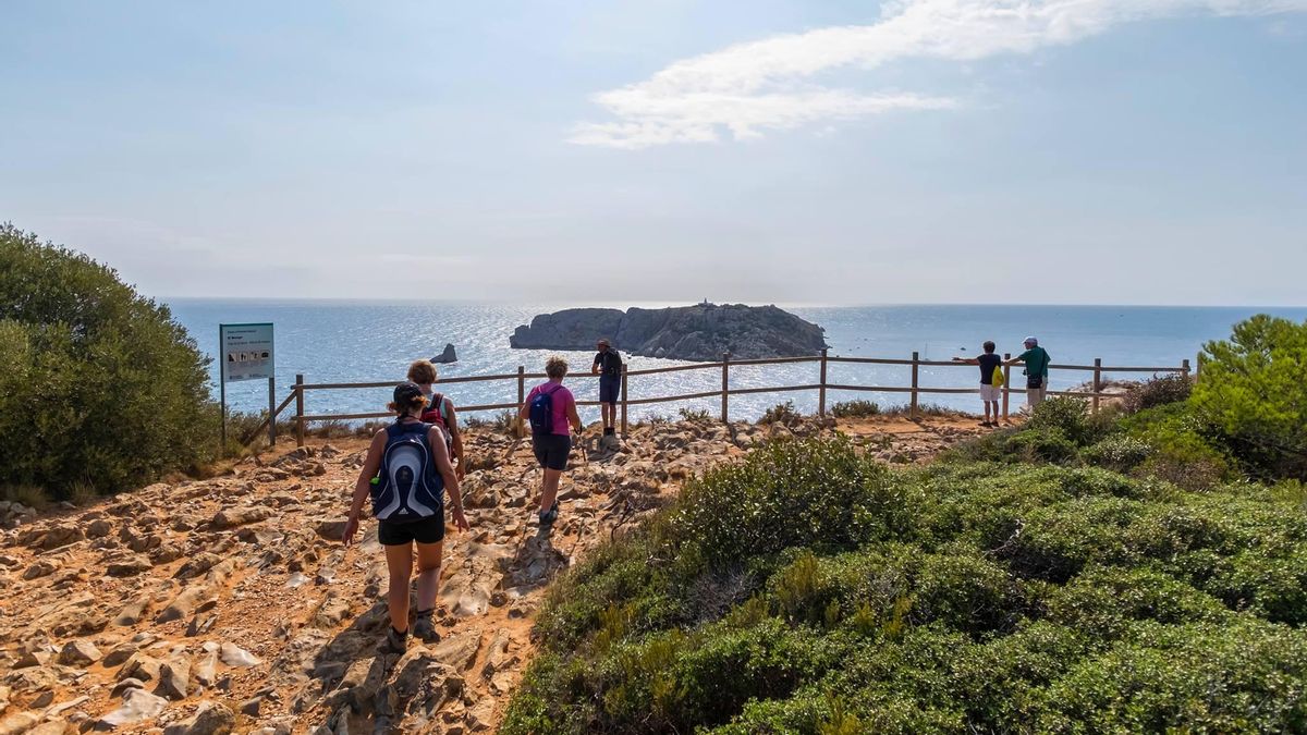 Excursionistes a la zona del Cap de la Barra, un dels espais del Parc Natural del Montgrí, les Illes Medes i el Baix Ter