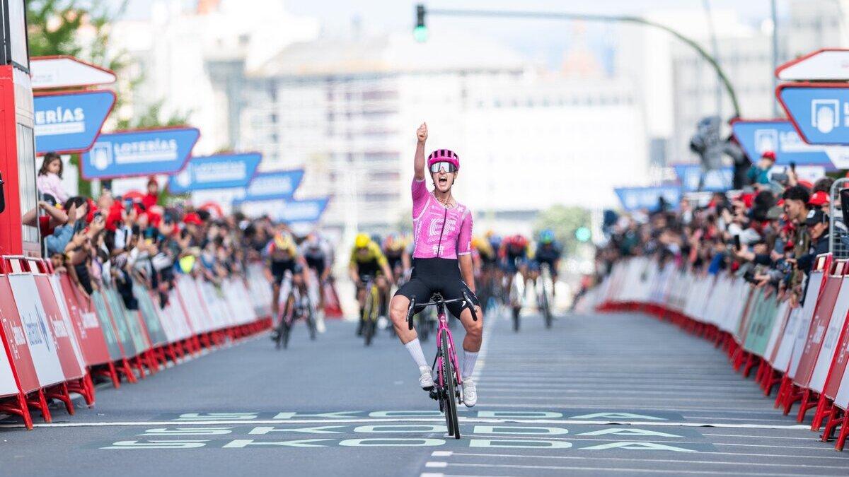 Cédrine Kerbaol no puede disimular su alegría al cruzar como ganadora la meta sitiuada en A Coruña