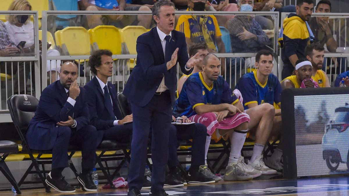 Porfi Fisac, técnico del Granca, durante el choque ante el Breogán