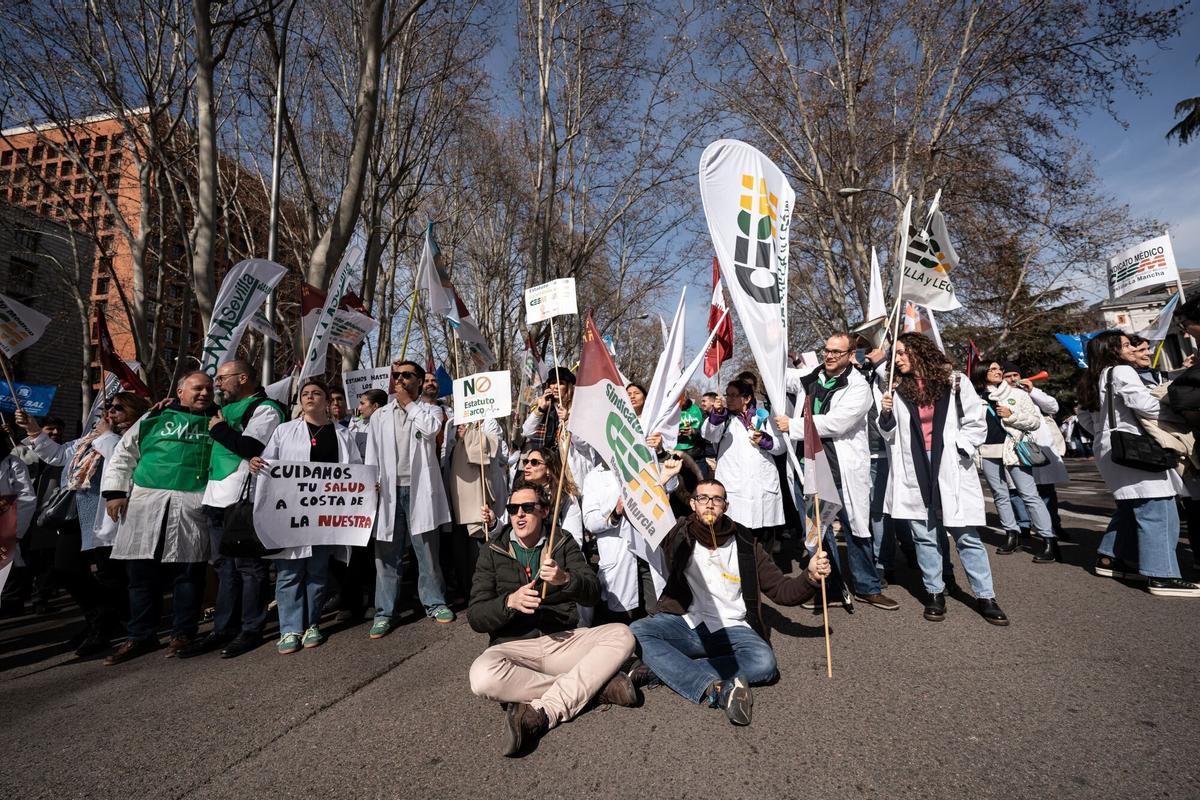13/02/2025 Decenas de personas durante una concentración de los sindicatos médicos frente al Ministerio de Sanidad, a 13 de febrero de 2025, en Madrid (España). Los sindicatos médicos de todo el país se concentran para mostrar su disconformidad con el borrador del Estatuto Marco del personal sanitario propuesto por el departamento que dirige Mónica García y pedir un texto específico de la profesión. El pasado lunes, los sindicatos ya se movilizaron en numerosos puntos de toda España para protestar contra el borrador del Estatuto Marco. Desde los sindicatos, piden un Estatuto Marco que recoja las especiales condiciones de formación y responsabilidad del personal facultativo en su desempeño laboral. SALUD Diego Radamés - Europa Press