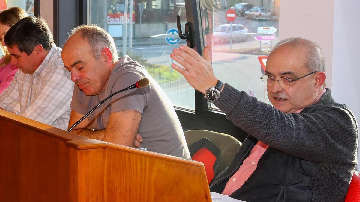El portavoz socialista, Alberto García, en primer término.