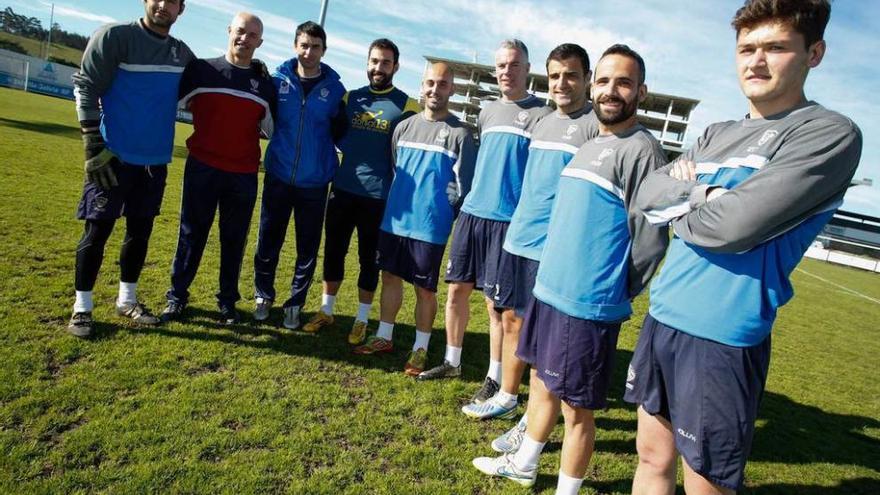 Desde la izquierda, Davo, José Luis Argüelles, Jorge Tejada, Dani Laviana, Dani López, Boris, José Ángel, Omar Sampedro y Álvaro Viña, marinistas con pasado en el Avilés.