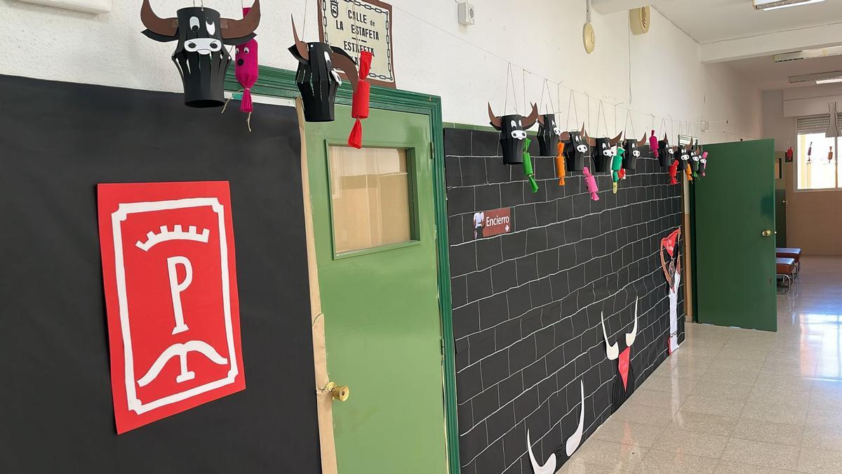 El pasillo de una clase decorado con la temática de los sanfermines de Pamplona