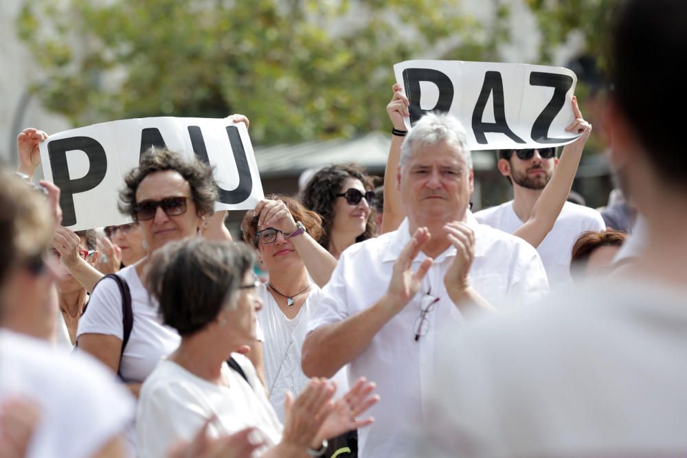 Concentración en València por el diálogo en Cataluña