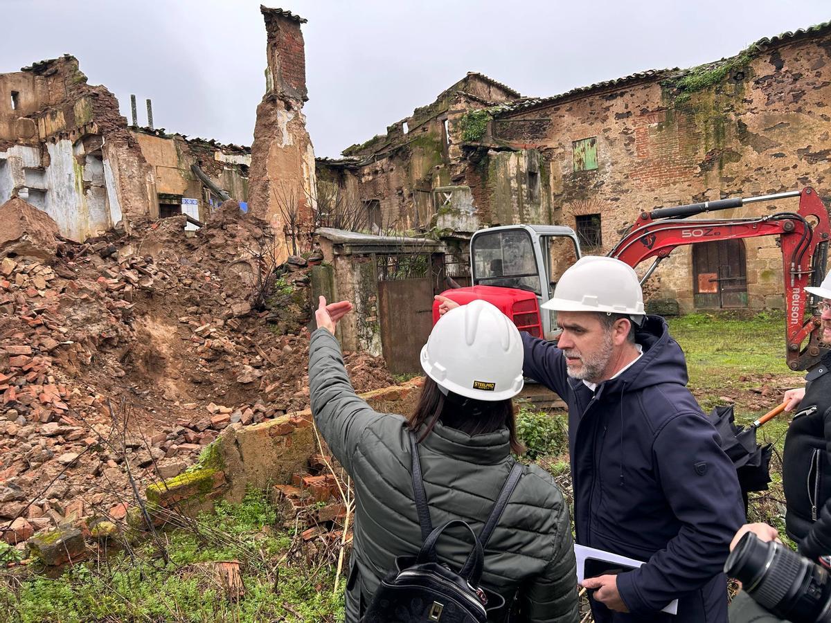 El alcalde de Moraleja y técnicos de la diputación de Cáceres.