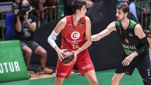 Aday Mara controla el balón ante el verdinegro Tomic en el partido del  Olímpic de Badalona