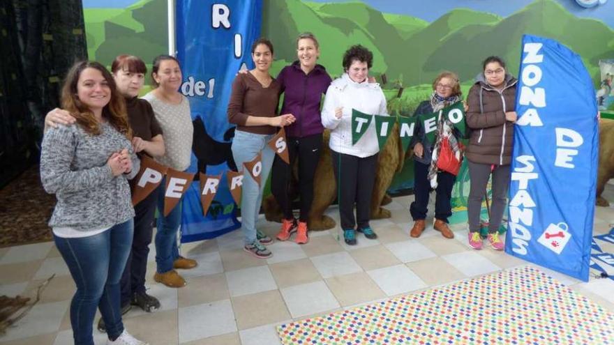 Verónica Álvarez, María del Carmen Solís, Fe González, Juhan Elabdlaoui, Raquel Menéndez, Xiomara Cifuentes, Mari Sol Iglesias y María José Fernández, con algunas de las banderolas.