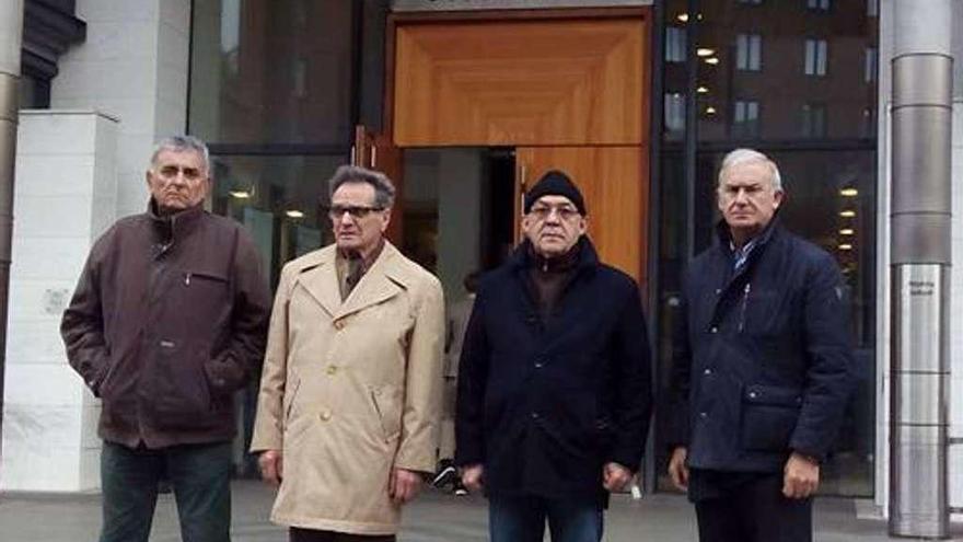 Juan Lores, Manuel Rama, Alberto Paz y Manuel Otero, ayer, ante el juzgado de Oslo.