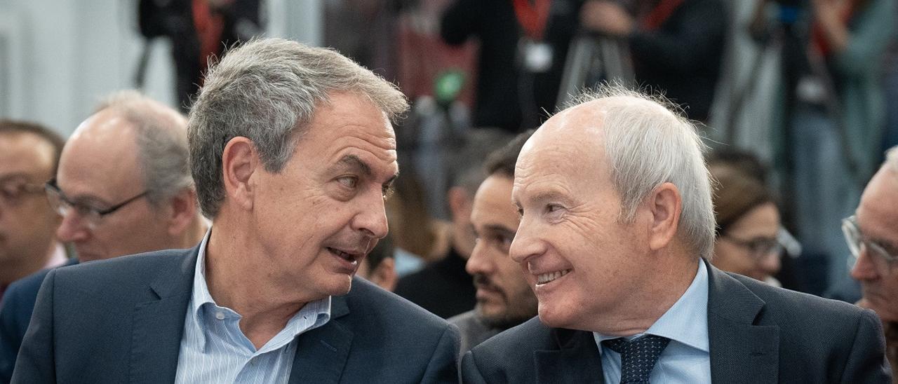 Los expresidentes José Luis Rodríguez Zapatero y José Montilla, en el acto de este viernes en la sede del PSC