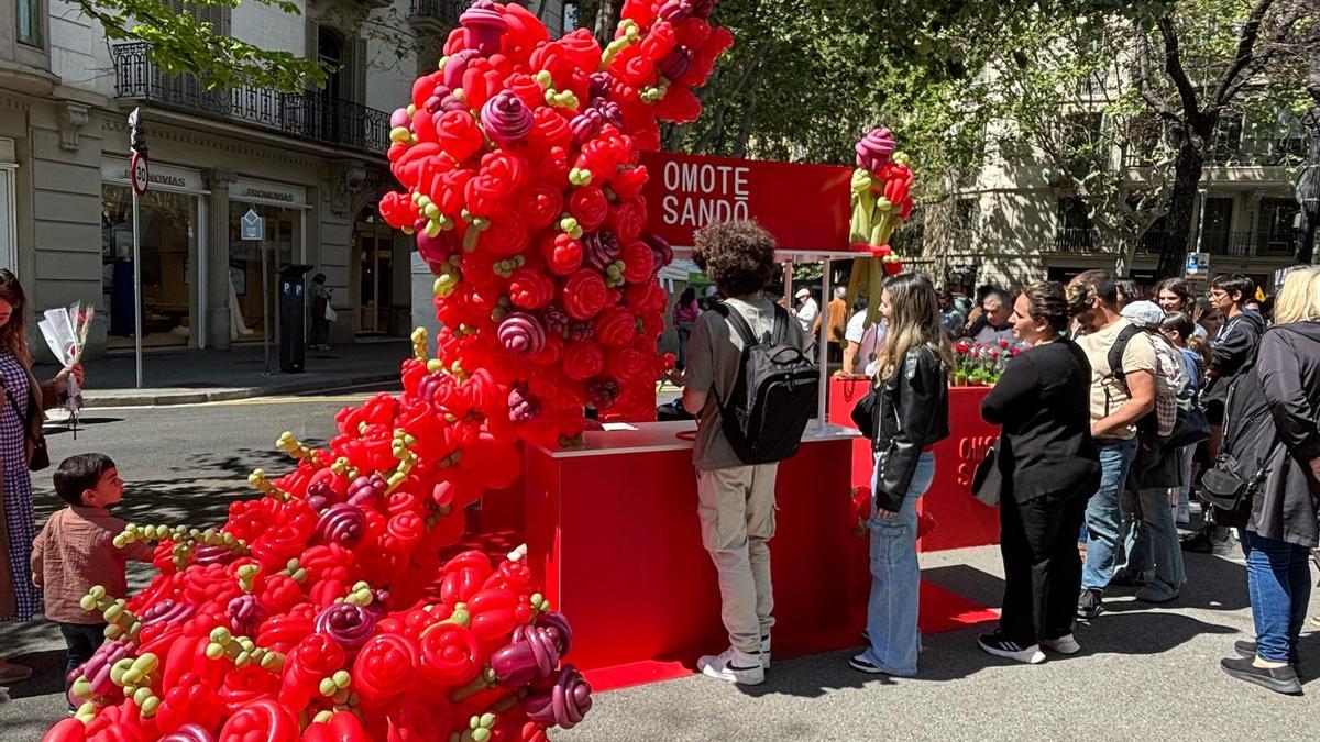 La parada de rosas preservadas de Omotosando Plants en Passeig de Gràcia