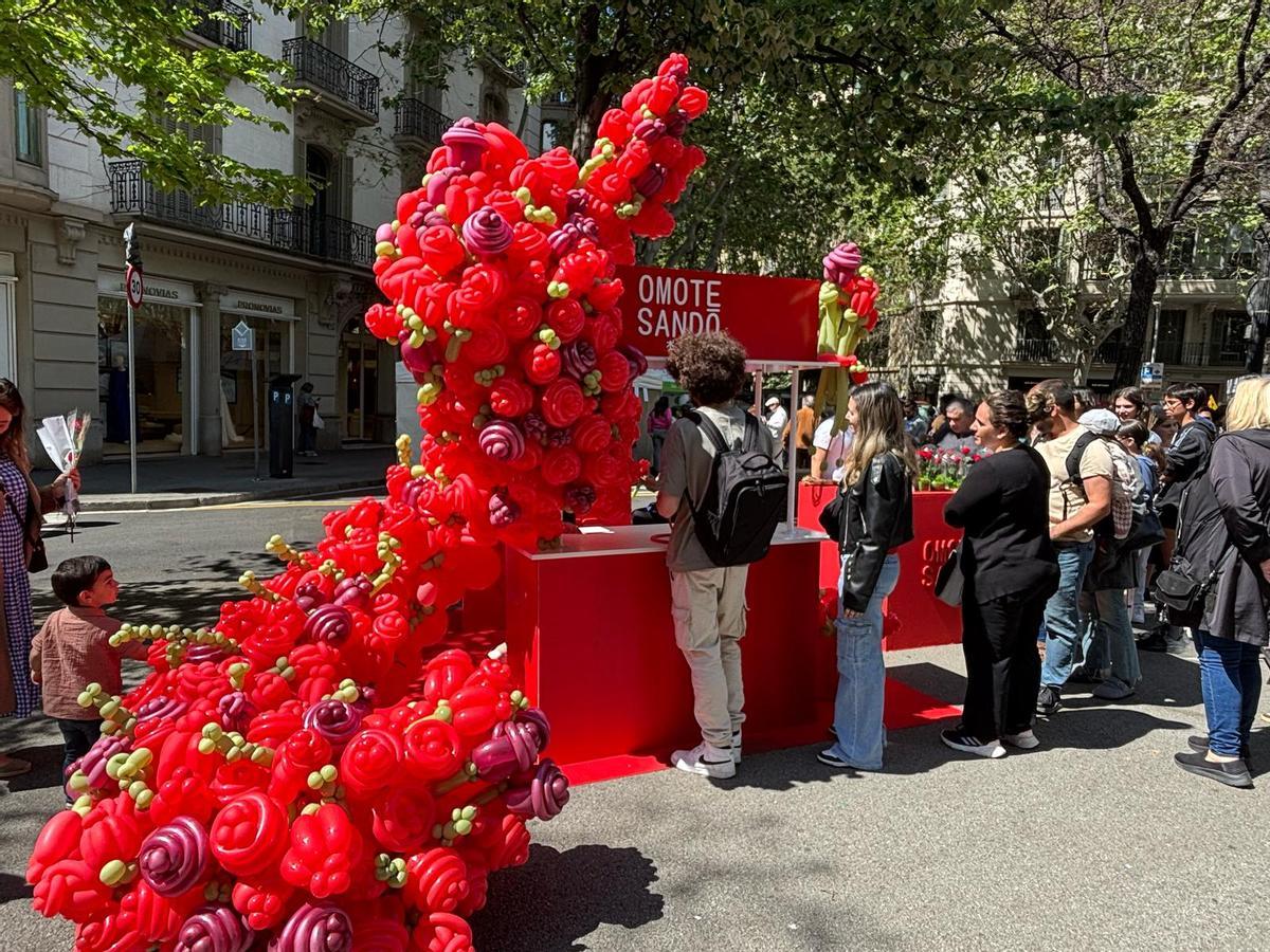 La parada de rosas preservadas de Omotosando Plants en Passeig de Gràcia