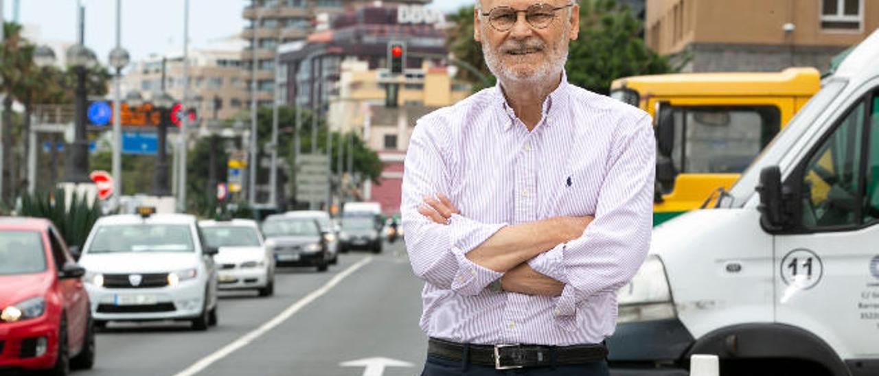 El periodista experto en seguridad vial Bernardo Hernández, al lado del Mercado del Puerto.