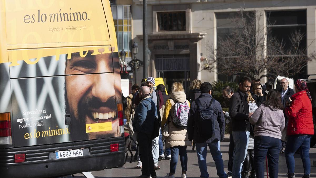 Imagen del autobús informativo sobre el Ingreso Mínimo Vital de visita en la Comunitat.