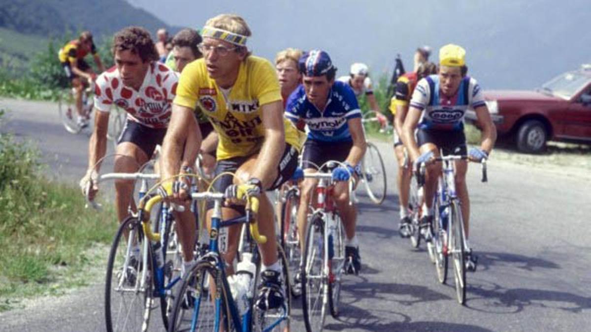 Ángel Arroyo, en el Tour de 1983, de azul y por detrás de Laurent Fignon, de amarillo.