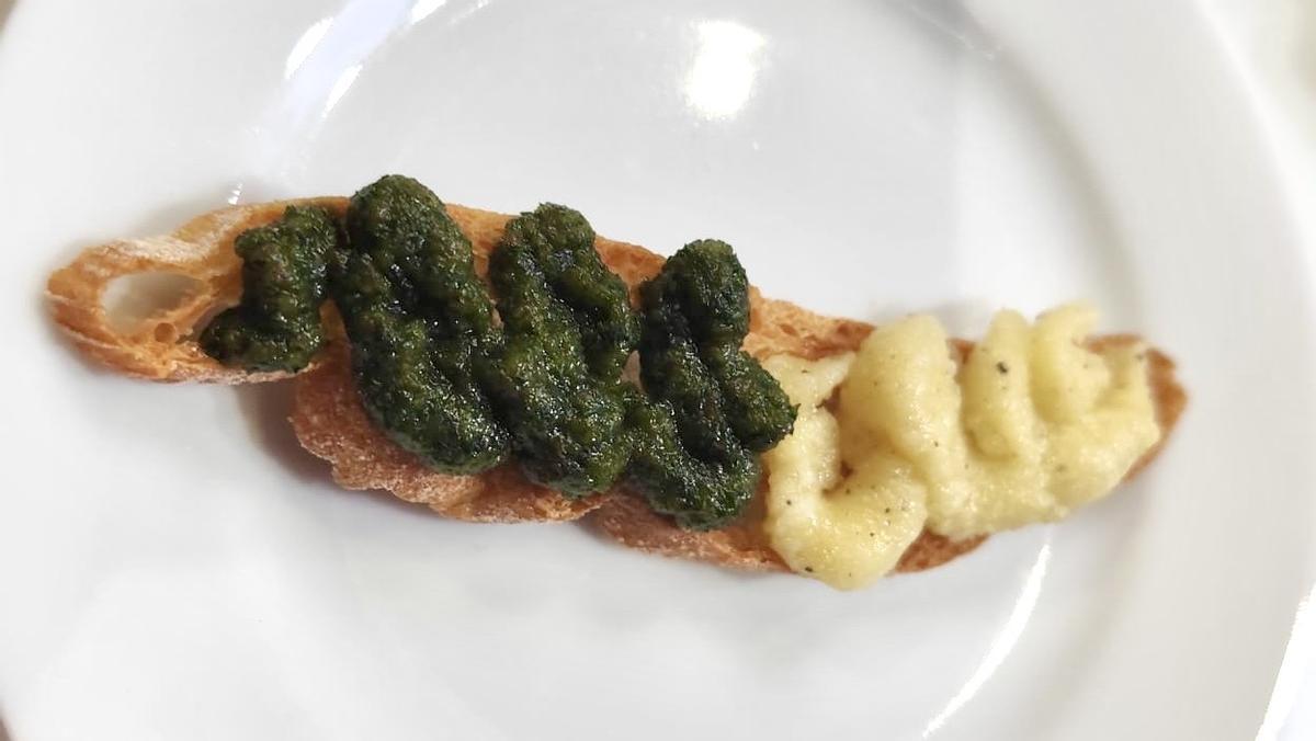 'Jurvert' y 'almadroc', dos salsas medievales que ha preparado Raül Balam durante su intervención en el Gastronòmic Fòrum Barcelona, este martes.