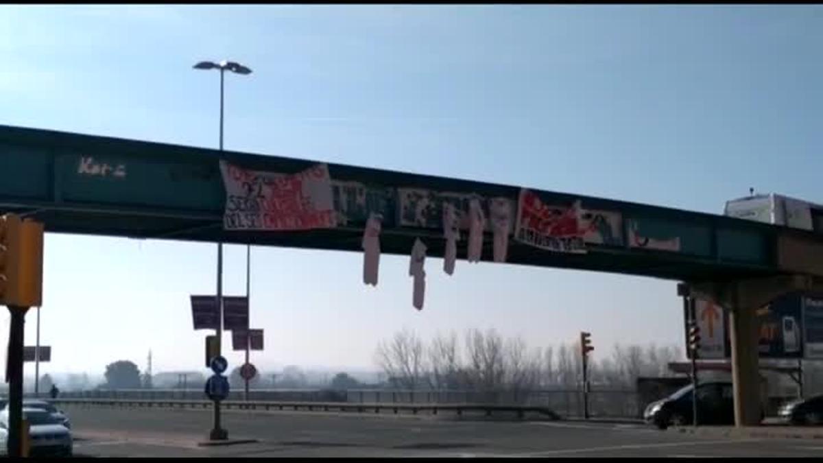 Cuelgan de un puente en Lleida muñecos con siglas de Cs, PP, PSC, Podemos y Vox