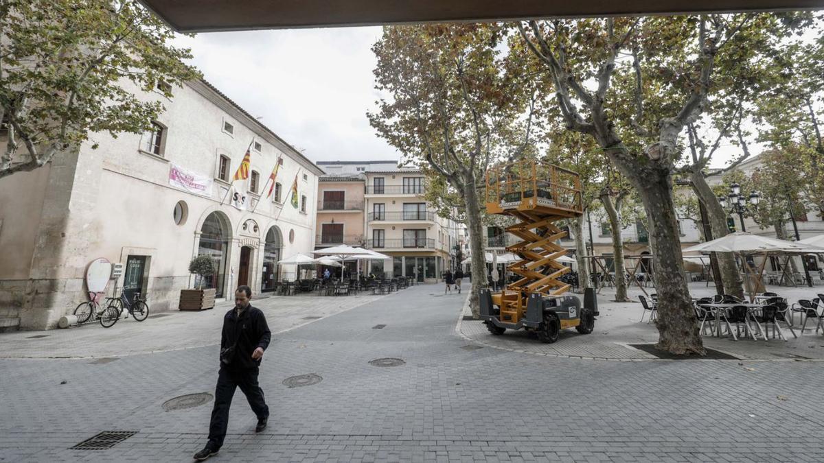 Un hombre pasea, ayer, junto al ayuntamiento de sa Pobla. | MANU MIELNIEZUK