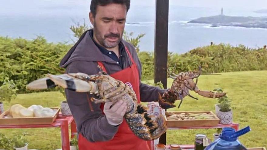 Juanma Castaño con los bogavantes de la polémica.