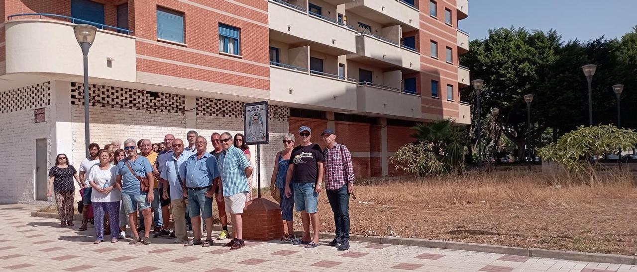 Vecinos y dirigentes vecinales de Huelin, este lunes delante del jardín abandonado en calle Orfila.