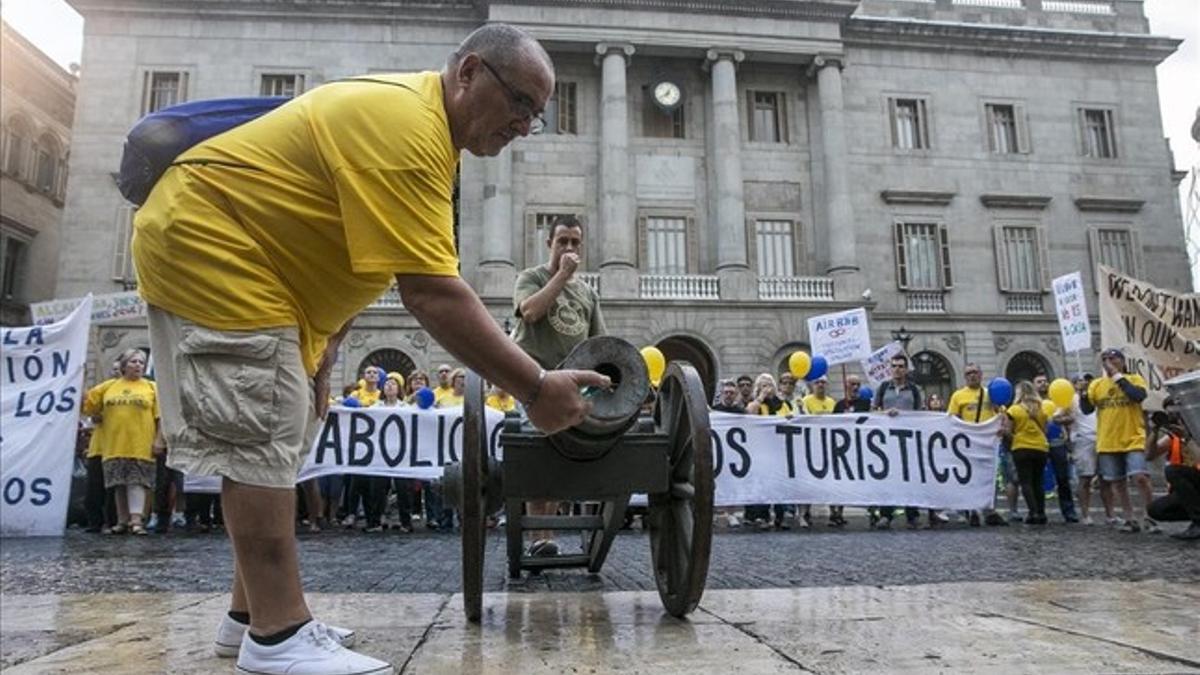 Vecinos de la Barceloneta protestan contra los apartamentos turísticos ante el Ayuntamiento de Barcelona.