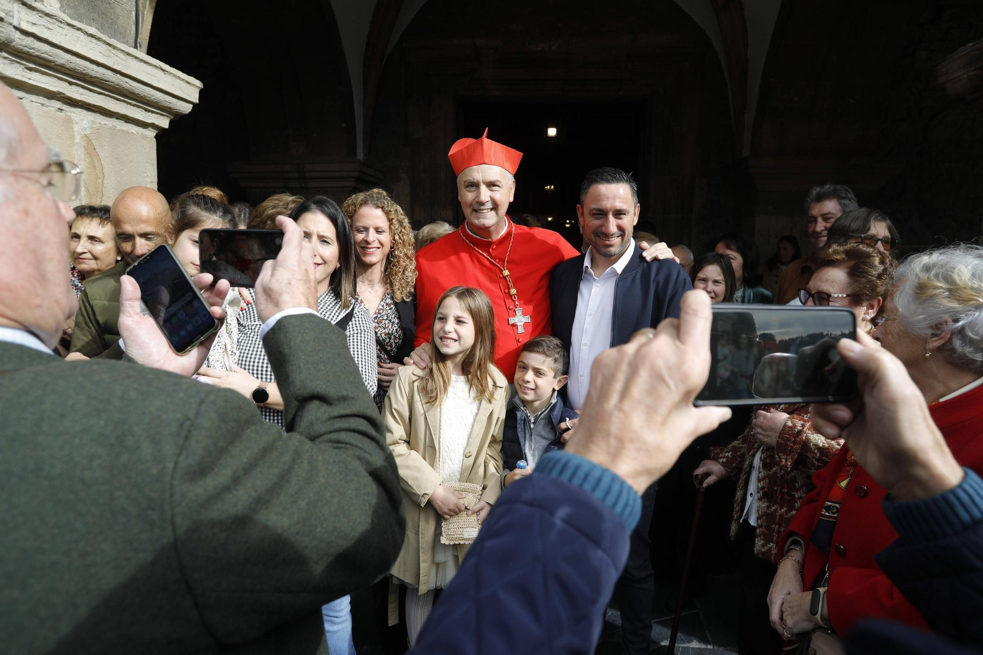 El cardenal Ángel Fernández Artime oficia la primera misa cardenalicia de Gozón en el día de Todos los Santos en la parroquia de Santa María de Luanco