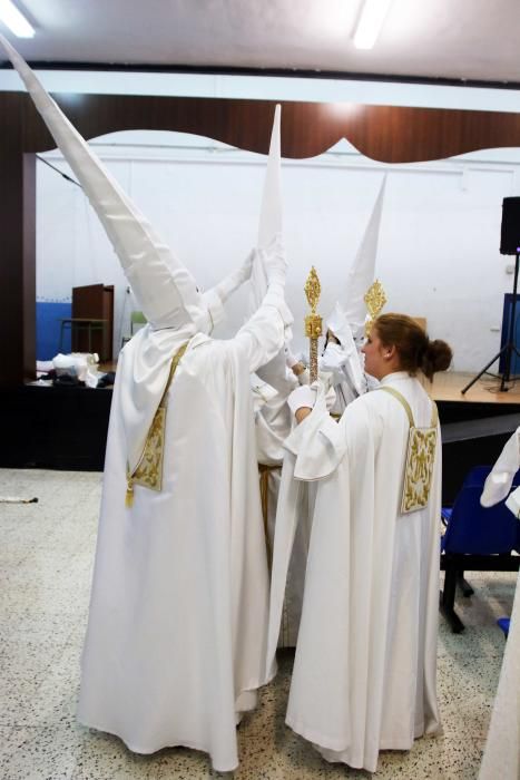 Lunes Santo | Preparativos y nervios en los nazarenos del Cautivo