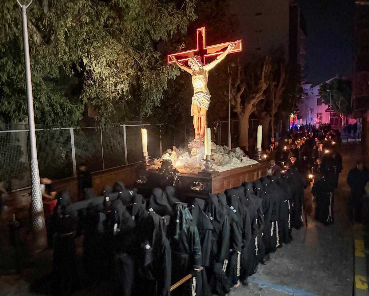 El Cristo del Silencio es una procesión única, que crea un ambiente especial de seriedad y recogimiento.
