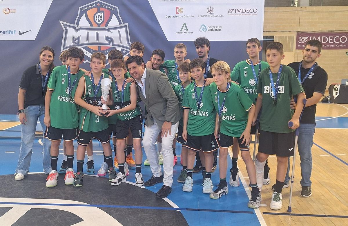 El Joventut de Badalona, nuevo subcampeón de España, con el gerente del Imdeco, Sebastián del Rey.
