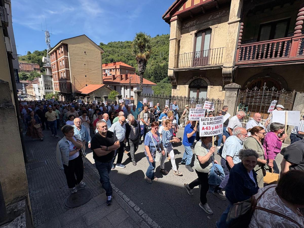 Así fue la manifestación en Cangas del Narcea para exigir unas carreteras dignas