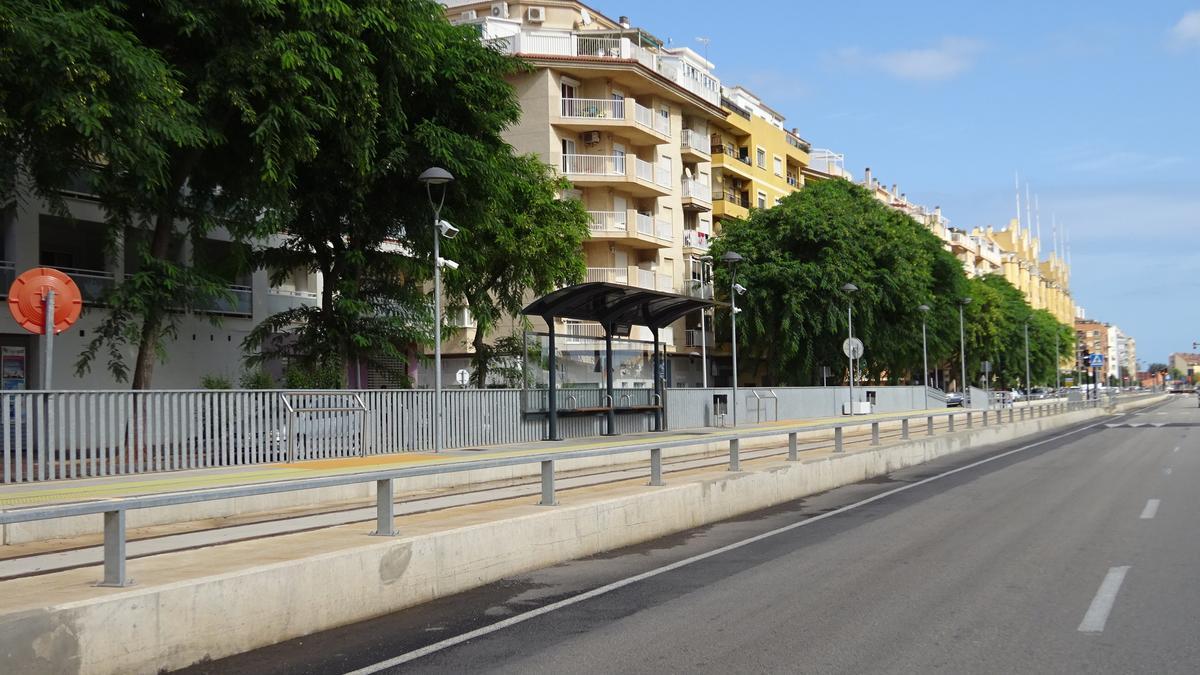 Una de las paradas de la L9 del Tram a su paso por el centro urbano de Dénia