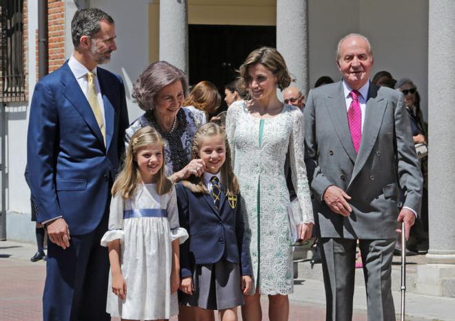 La familia real en la comunión de la princesa Leonor