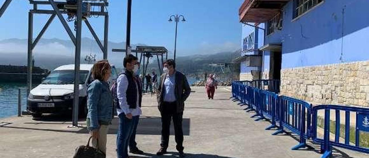 Los técnicos observan la cubierta de la cofradía.