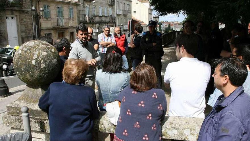 El teniente de alcalde, Nicolás González Casares, en la reunión informativa con los vecinos. // Bernabé