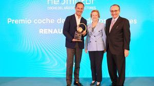 Sébastien Guigues, director general de Renault y Alpine España, sostiene la escultura de Martín Chirino acompañado de Arantza Sarasola y Javier Moll, vicepresidenta y presidente de Prensa Ibérica.