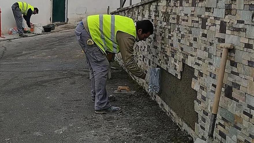 Trabajadores realizando obras municipales.