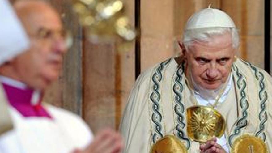 Benedicto XVI oficia una misa multitudinaria en París