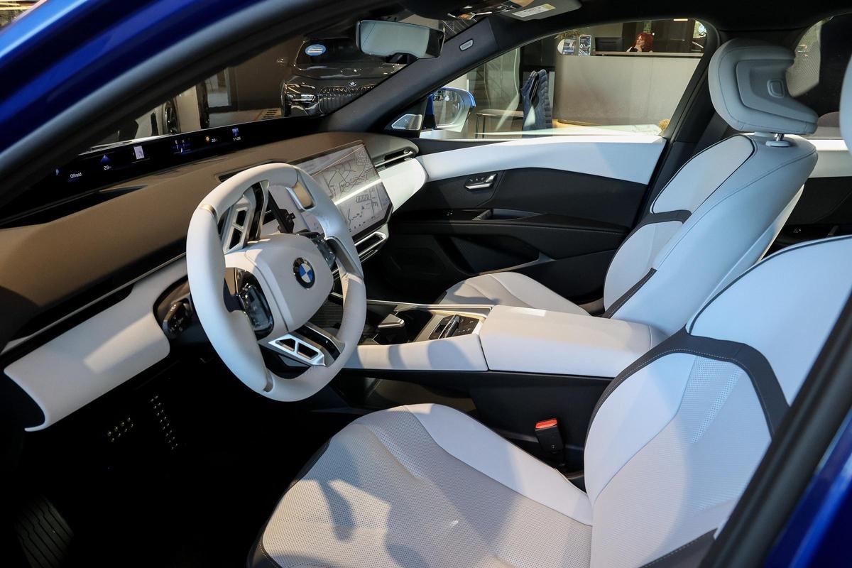 Su interior estrena el sistema BMW Panoramic iDrive.