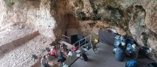 Hallan más de 15.000 restos óseos y líticos en la Cova del Bolomor