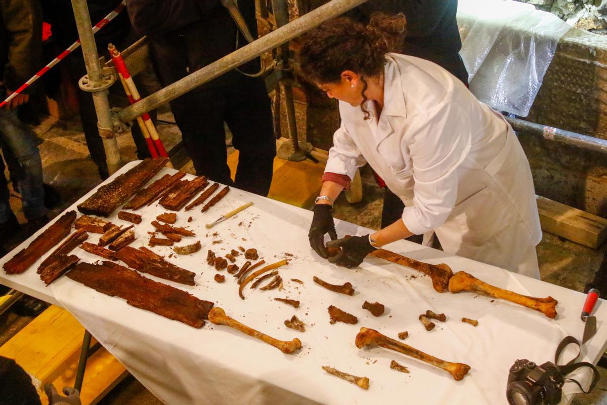 La antropóloga Inmaculada Alemán durante la exhumación en Vilaxoán.