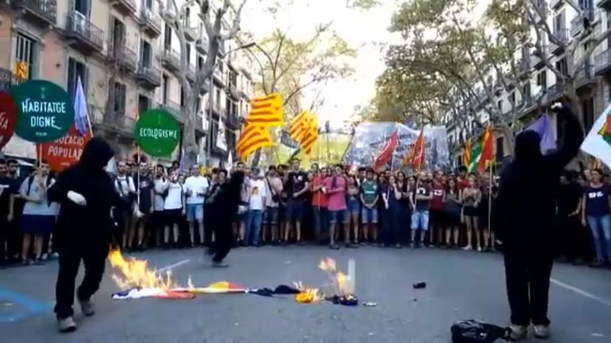 VÍDEO / Manifestantes queman banderas de España, Francia y la UE